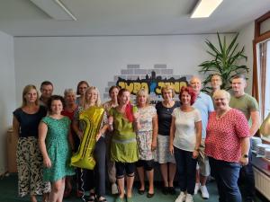 Menschengruppe lächelt in die Kamera