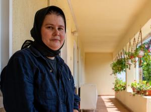 Eine ältere Frau schaut in die Kamera