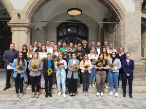 Gruppe von vielen Menschen lächeln in die Kamera