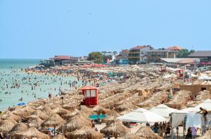 Ein Strand mit vielen Menschen