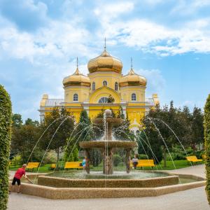 Eine Kirche mit Zwiebeltürmen