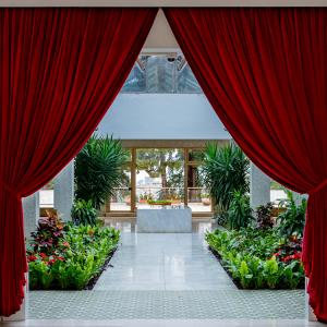 Ein feierlicher Saal mit viel Marmor