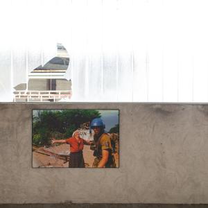 Fotografie in der Gedenkstätte Srebrenica mit einer bosnischen Frau und eines Blauhelm-Soldaten