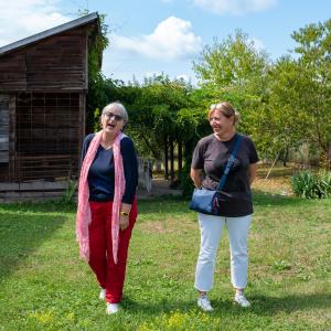 Zwei Frauen in einem Garten