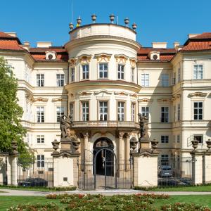 Ein Gebäude mit einem großen Balkon