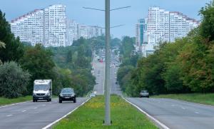 Eine Straße mit Neubauten