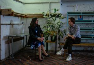 Zwei Menschen im Gespräch in einem Schutzraum