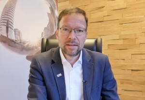 Oberbürgermeister schaut in die Kamera.