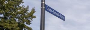 Straßenschild mit der Aufschrift: Enver-Şimşek-Platz