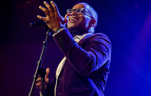 Ein Mann singt auf der Bühne