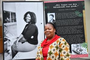 Bild zeigt Frau vor einem Buchauschnitt.