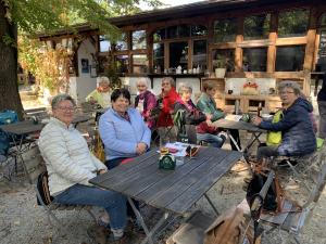Seniorinnen an einem Tisch im Freien