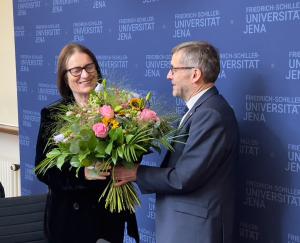 Ein Mann überreicht einer Frau einen Blumenstrauß