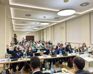 Viele Menschen in einem Raum