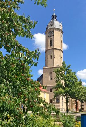 Ein hohe alte steinerne Kirche im Grünen