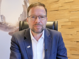 OB Nitzsche schaut direkt in die Kamera