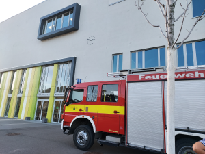Eine Feuerwehrauto steht vor der Wenigenjenaer Gemeinschaftsschule