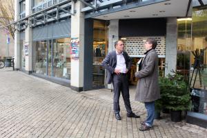 Christian Gerlitz (links) und Markus Henkenmeier vor dem PopUp Store in der Löbderstraße