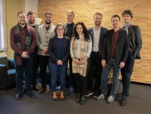 Eine Gruppe von Menschen schaut in die Kamera