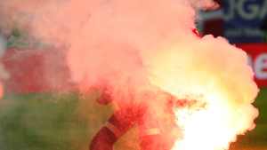 Feuerwehrmann verschwindet hinter Rauchwolke durch Pyrotechnik