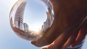 In einer Glaskugel spiegelt sich der Jentower.