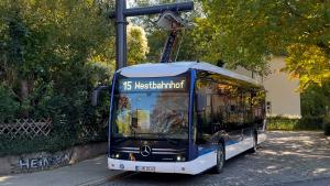 Ein E-Bus vom Jenaer Nahverkehr wird aufgeladen.