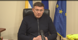 Igor Sapozhko, Oberbürgermeister der ukrainischen Stadt Brovary, spricht in eine Kamera.