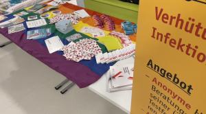 Ein Tisch mit vielen Informationsmaterialien