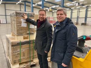 Zwei Männer vor gepackten Boxen