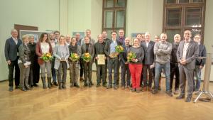 Viele Menschen schauen in die Kamera