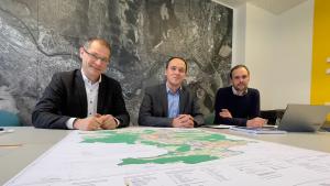 Drei Männer schauen in die Kamera 