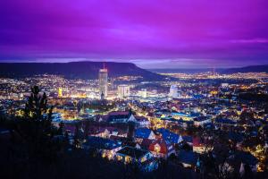 Eine Nachtaufnahe einer Stadt im Tal