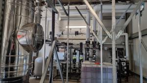 Rohre und Messgeräte der regenerativen Heizzentrale 