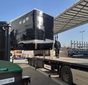 Ein Mann auf einem Schwerlasttransport