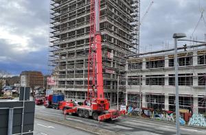 Ein Kran wird abgebaut