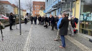 Eine Gruppe von Menschen achtet auf eine Rede 