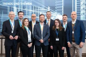 Menschen schauen in die Kamera