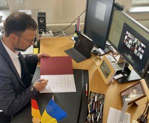 Ein Mann am Schreibtisch