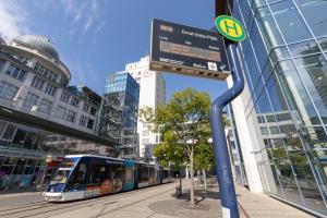 Ein urbaner Platz mit Industriebauten und einer Straßenbahn
