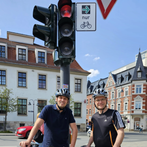 Zwei Männer und ein Grünpfeil