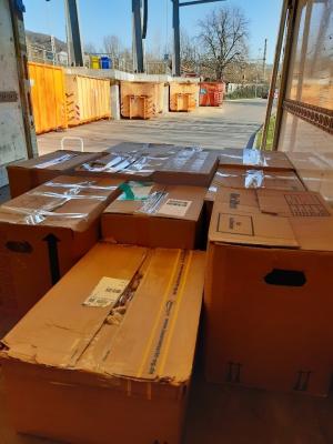 Umzugskisten stehen in einem Transporter.