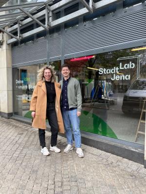 Zwei Menschen vor einem Schaufenster