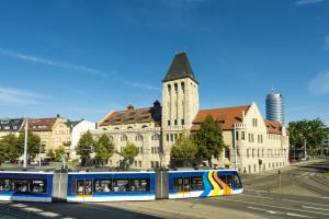 Eine Straßenbahn fährt am Volksbad vorbei.