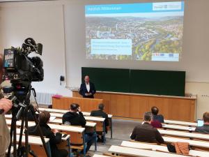 Thüringer Minister Wolfgang Tiefensee stellt die Pläne zum Wissenschaftscampus Jena bei einer Pressekonferenz im September 2021 vor