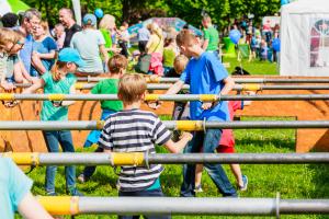 Kinder spielen an Sportgeräten.