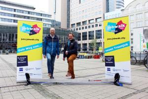 Wilfried Röpke (JenaWirtschaft, l.) und Organisator Peter Böttger (r.) an der Slackline für die Jobwalk-Werbetour