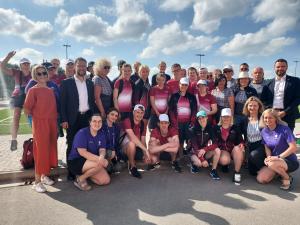 Die lettische Special Olympics Delegation zusammen mit OB Thomas Nitzsche, Sportdezernent Benjamin Koppe (rechts), Sportbeauftragte Vanessa Baum (2.v.r.) und Beate Wachenbrunner, Werkleiterin Kommunale Immobilien Jena (3.v.r.)