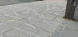 Kreidepfeile markieren auf dem Gehweg den Schulweg von Kindern, die die Westschule besuchen.