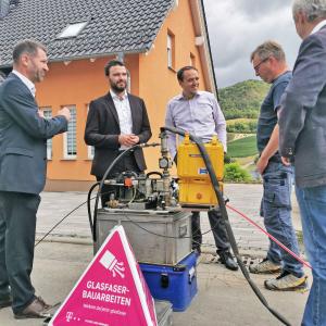 Fünf Männer im Austausch