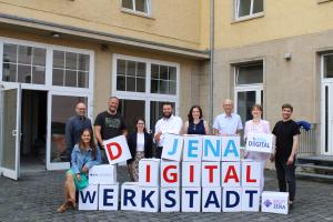 Mitgleider der Jena Digital Werkstadt vor den neuen Räumlichkeiten